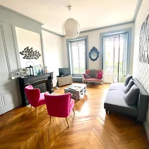 https://chez-mo.hotels-rhonealpes.com